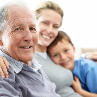 Wohnstift Hofgarten - Imagebild: Älterer Herr mit Tochter und Enkel